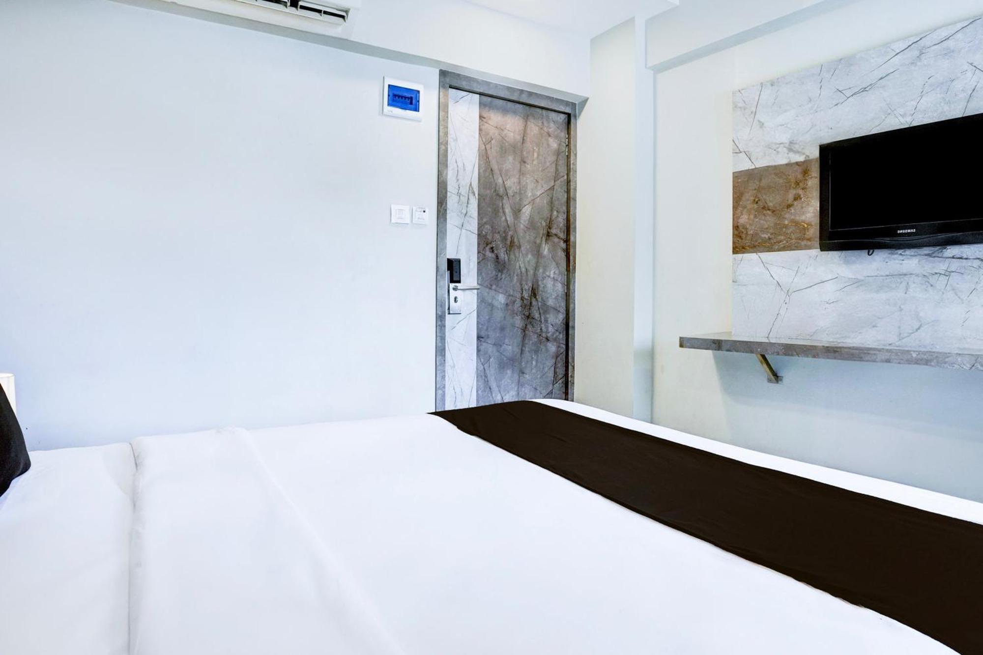 Super Townhouse Oak Vashi Hotel Turambhe Exterior foto